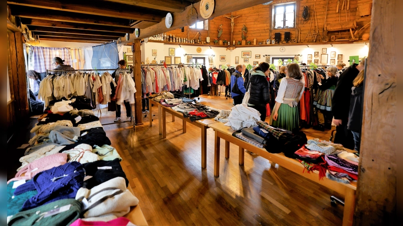 1.822 Artikel wurden beim 10. Trachtenmarkt des Heimat- und Trachtenvereins zum Verkauf angeboten. (Foto: HUT)