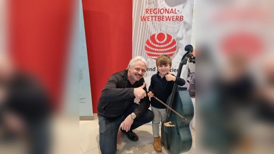 Claus Freudenstein und Peter Szeles Junior bei der Preisverleihung des Regionalwettbewerbs „Jugend musiziert”. (Foto: Péter Szeles)