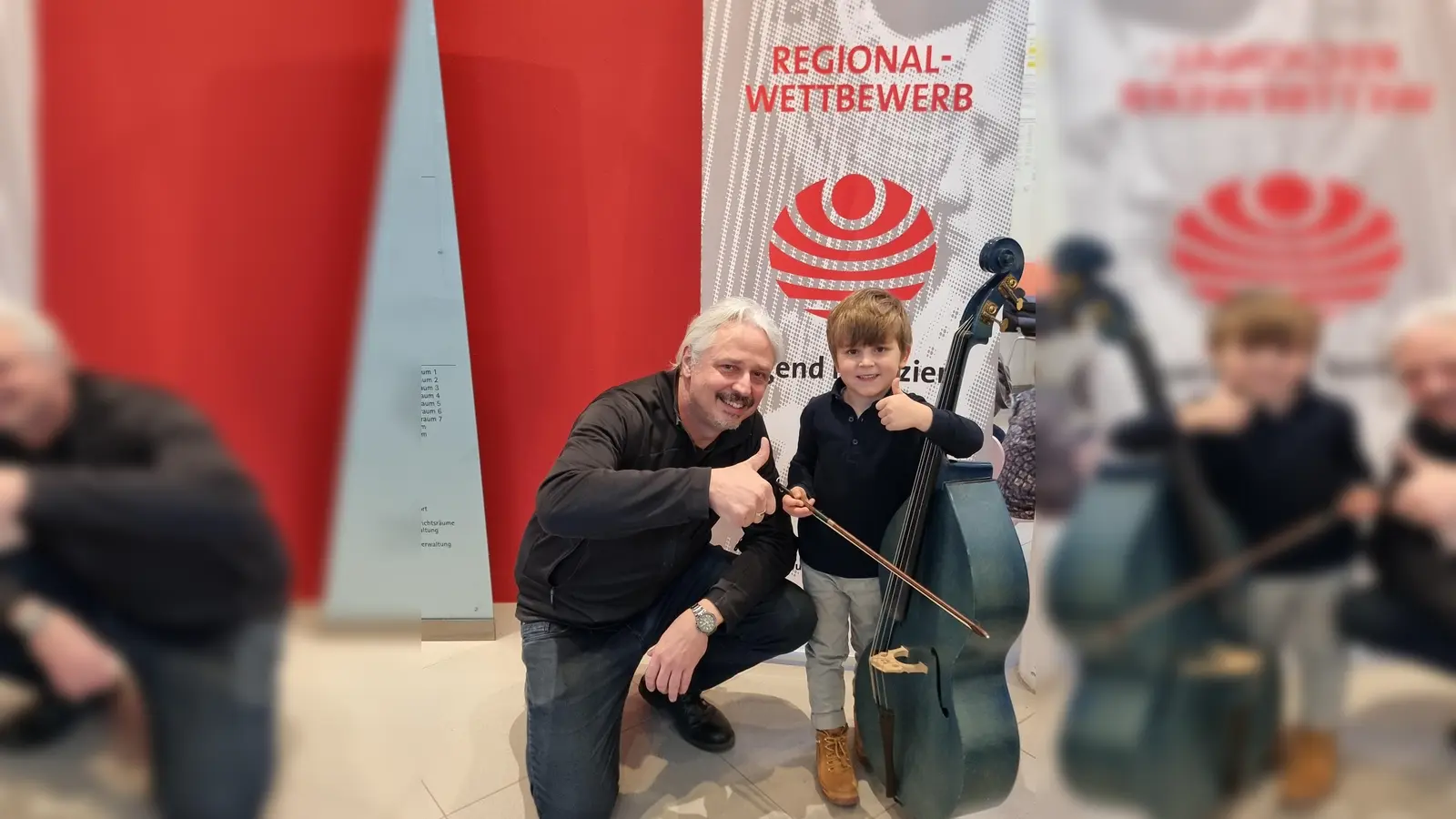 Claus Freudenstein und Peter Szeles Junior bei der Preisverleihung des Regionalwettbewerbs „Jugend musiziert”. (Foto: Péter Szeles)