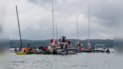 Wie die Fischer vor 500 Jahren, trafen sich Gläubige in ihren Booten zum Gottesdienst auf dem Ammersee. (Foto: Pfarrgemeinde Wörthsee)