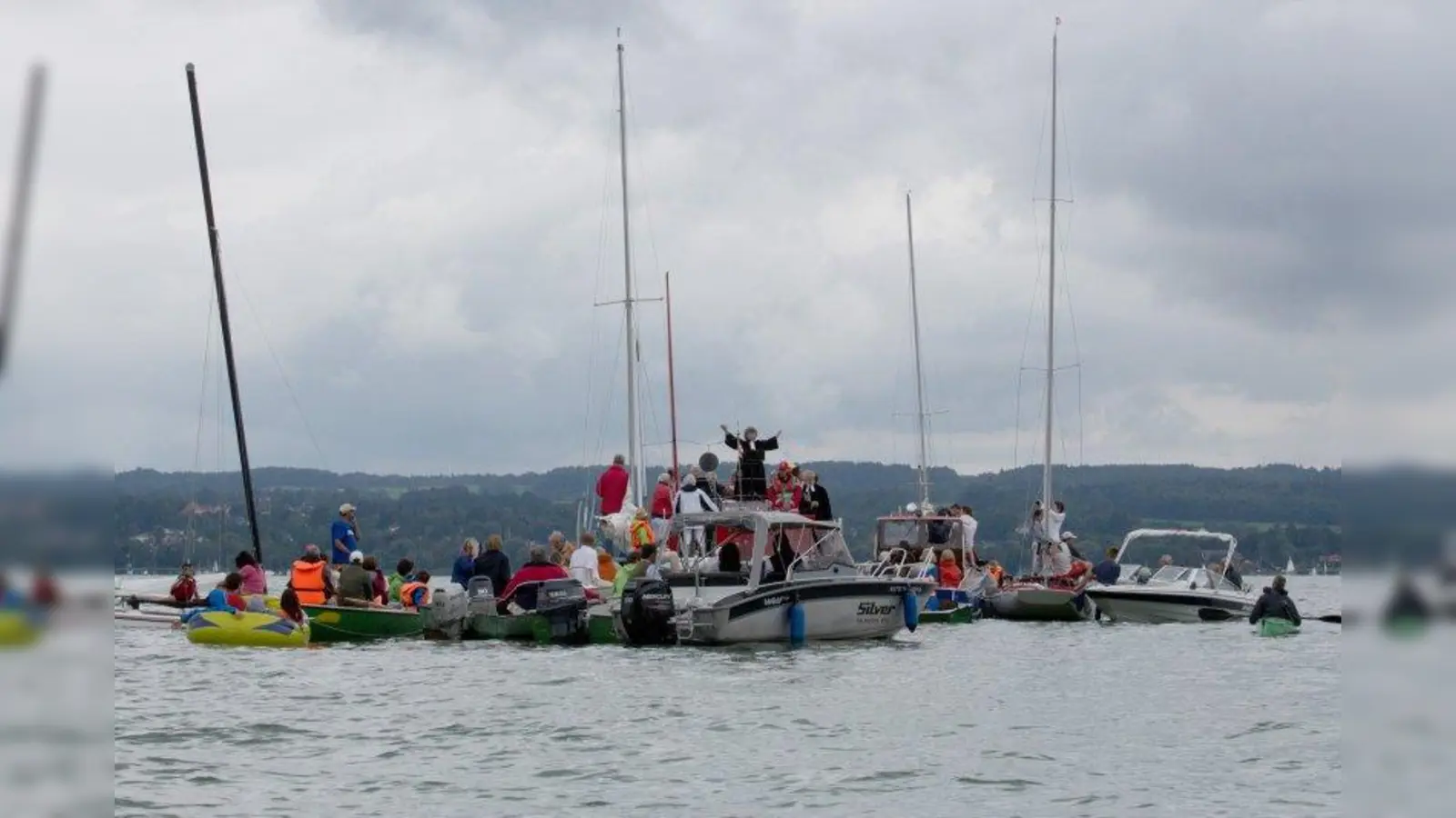 Wie die Fischer vor 500 Jahren, trafen sich Gläubige in ihren Booten zum Gottesdienst auf dem Ammersee. (Foto: Pfarrgemeinde Wörthsee)