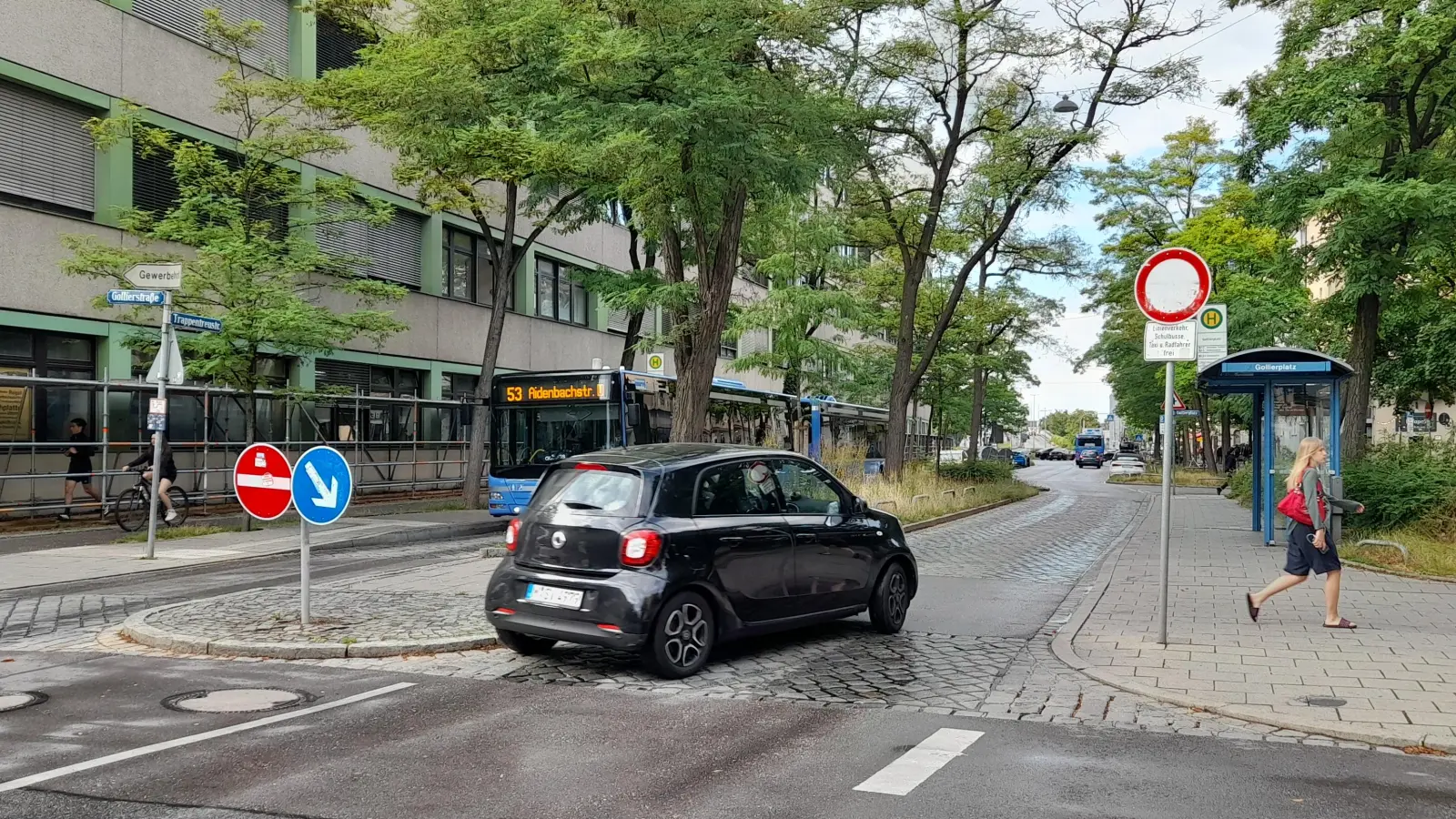 Trotz Durchfahrtsverbot sausen – zum Ärger zahlreicher Stadtteilbewohner – regelmäßig Autos durch den „Stöpsel“ in der Trappentreustraße. (Foto: kö)