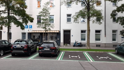 An diesen grün umrandeten Sammelparkplätzen wie in der Trappentreustrae dürfen künftig ausschließlich Sharing-Autos parken. (Foto: Beatrix Köber)