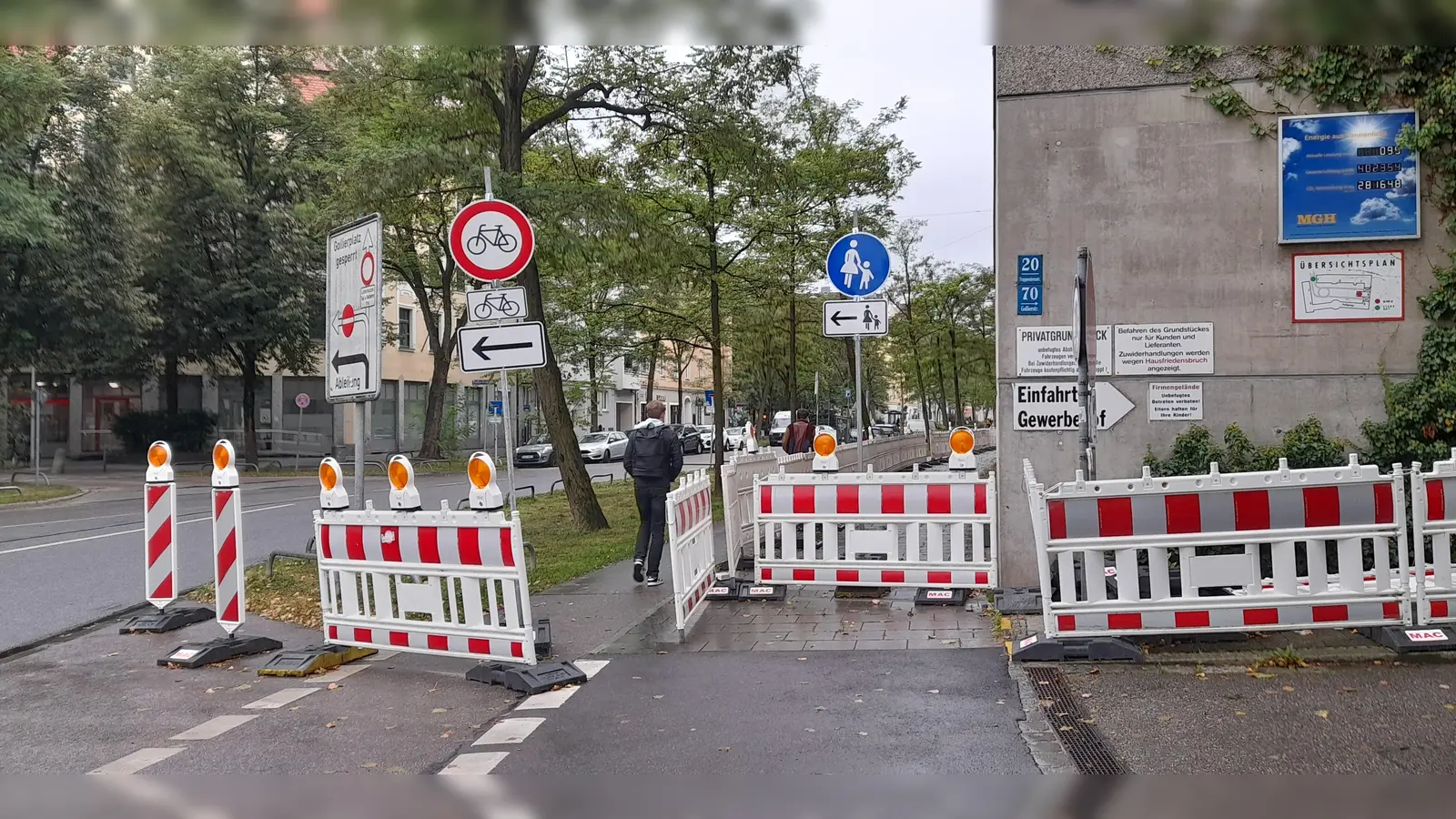 Seit Mitte Juni ist der Gehweg in der Trappentreustraße entlang des Gewerbehofes gesperrt. (Foto: Beatrix Köber)