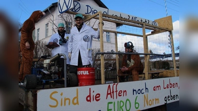 Dieselskandal auf dem VW-Traktor: die Burschenschaft nahm sich zwölf lokale und „große” Themen auf ihren Wägen vor. (Foto: us)