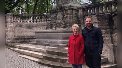 Tini Hesse und Philip Fickel vom BA Sendling freuen sich über den renovierten Schmied-Kochel-<br>Brunnen. (Foto: privat)