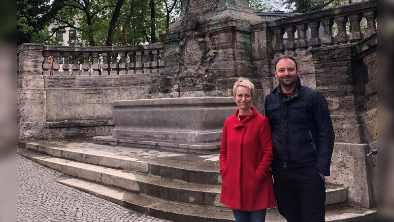 Tini Hesse und Philip Fickel vom BA Sendling freuen sich über den renovierten Schmied-Kochel-<br>Brunnen. (Foto: privat)