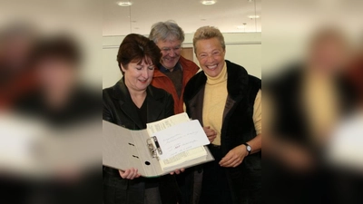 Die Kraillinger Bürgermeisterin Christine Borst tritt für eine offene Kommunikation in der Gemeinde ein. Auf dem Bild ist sie im Gespräch mit Ulrich Hartmann und Ingeborg Heuscher (v.l.). (Foto: US)
