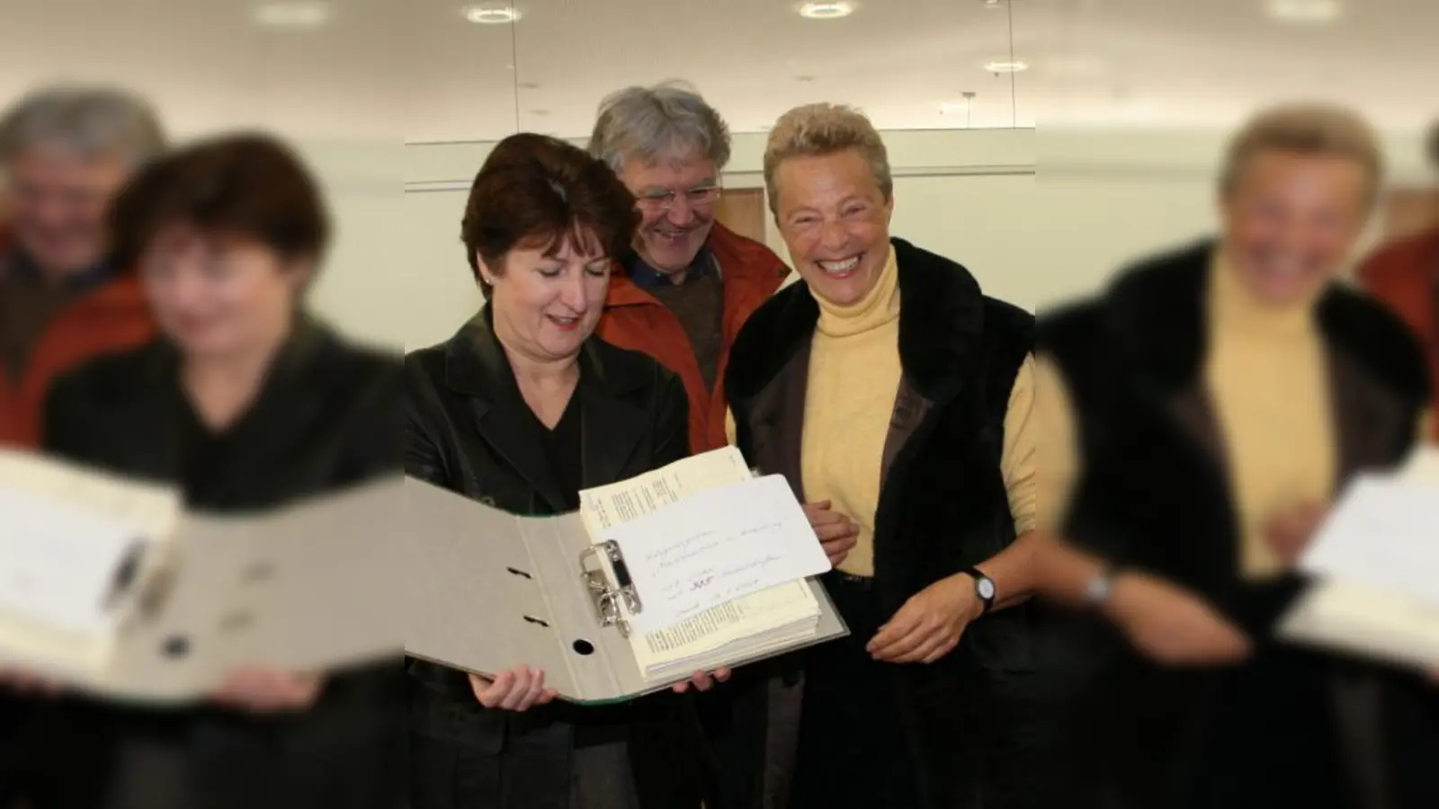 Die Kraillinger Bürgermeisterin Christine Borst tritt für eine offene Kommunikation in der Gemeinde ein. Auf dem Bild ist sie im Gespräch mit Ulrich Hartmann und Ingeborg Heuscher (v.l.). (Foto: US)
