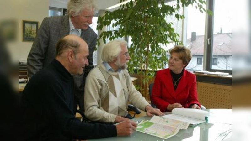 Erste Station Planegger Rathaus: Die Ortsgruppe Würmtal des ADFC stellte ihre Verbesserungsvorschläge für ein fahrradfreundliches Klima vor. V.l. Lienhard Stürner, Lotar Krahmer und Bürgermeisterin Annemarie Detsch, dahinter stehend Gemeinderat Roman Brugger. (Foto: us)
