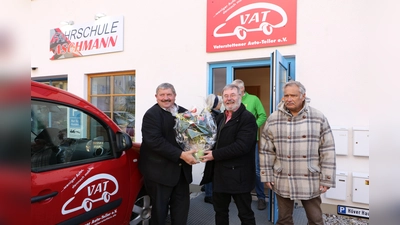 Bürgermeister Reitsberger mit den beiden VAT-Vorständen Rainer Hartmann und Klaus Breindl (von links) vor der neuen VAT-Geschäftstelle. (Foto: Auto-Teiler)