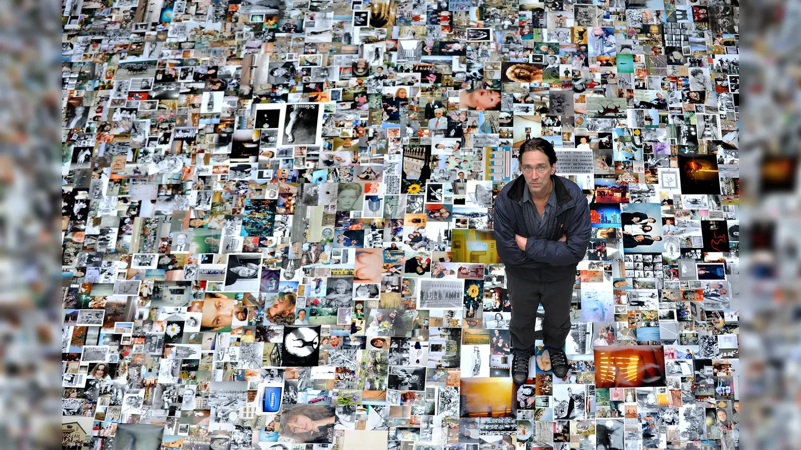 Installation "Bildermeer" von und mit Stefan Hunstein. (Foto: Hannes Magerstaedt, ©Stefan Hunstein)