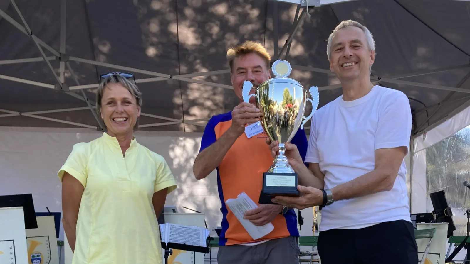 Freude bei der Pokalübergabe (v.l.): Martina Drechsler (stellv. Landrätin), Edi Knödlseder (ADFC Puchheim) und Norbert Seidl (Erster Bürgermeister Puchheim).  (Foto: LRA FFB)