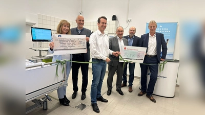Daniela Matzke (von links), Klaus Kögel, Stefan Frey, Karl Roth, Dr. Thomas Weiler und Wernher Weigert eröffnen feierrlich das Skills-Lab (Foto: Starnberger Kliniken)