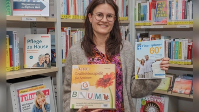 Die stellvertretende Leiterin Sylvia Herfurth mit einigen Beispielen.<br> (Foto: Gemeinde Herrsching)