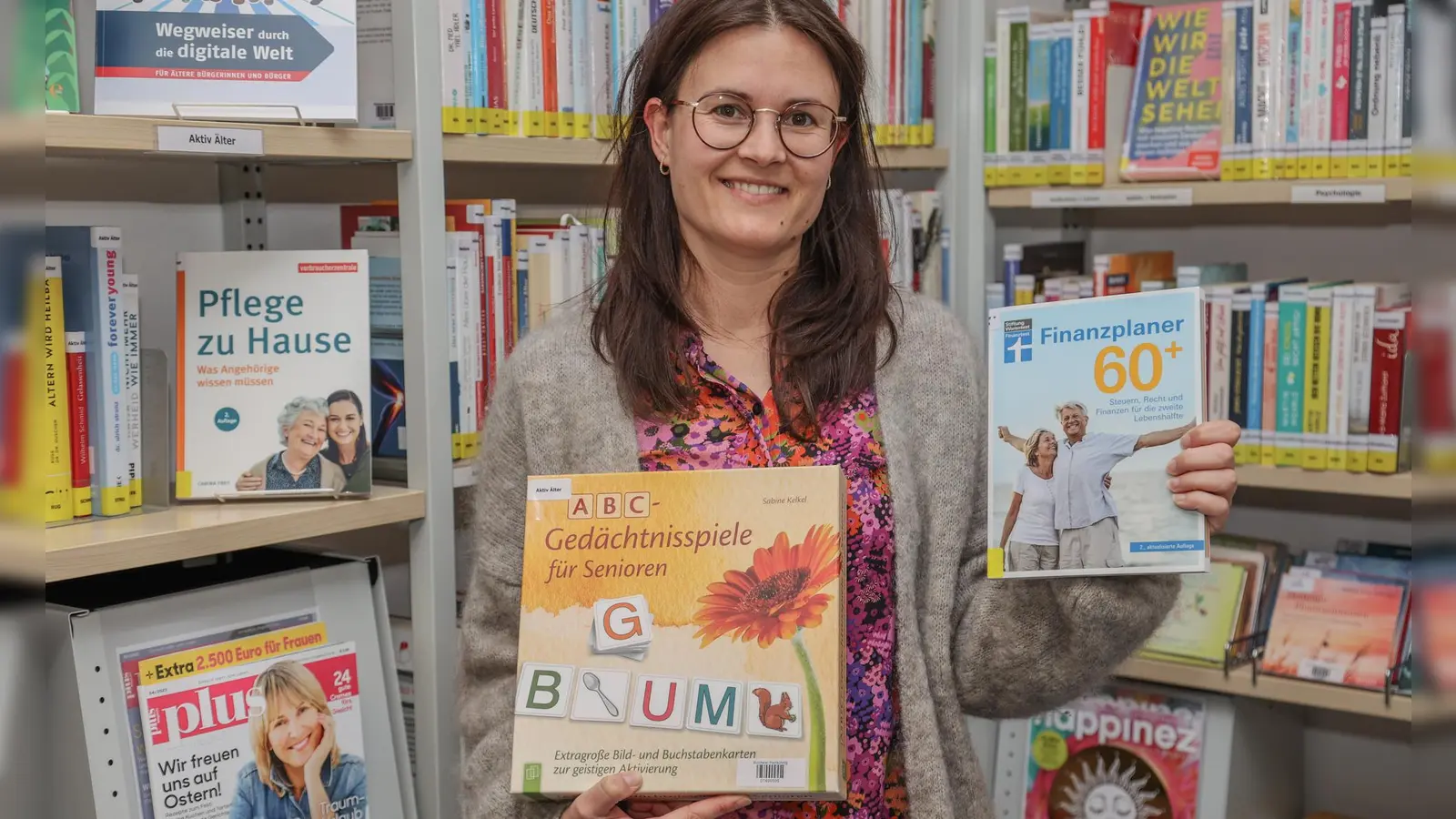 Die stellvertretende Leiterin Sylvia Herfurth mit einigen Beispielen.<br> (Foto: Gemeinde Herrsching)