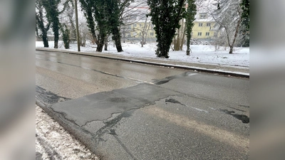 Zwischen der Vesaliusstraße und der Allacher Straße präsentiert sich die Eversbuschstraße als Flickwerk. (Foto: bb)