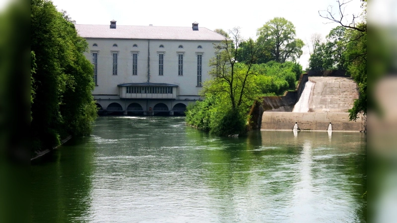 Das denkmalgeschützte Wasserkraftwerk am Isarkanal ist das erste Ziel der Radltour. (Foto: Landratsamt Erding)