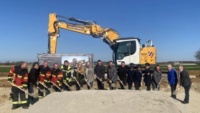 Mit 16 Spaten wird offiziell der Bau des Feuerwehrhauses eingeleitet. (Foto: agr)