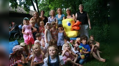 Die Kinder der Martinsrieder Spielkiste bastelten die riesige Pappmachee-Ente und zogen sie gemeinsam mit Eltern und Erziehern (im Hintergrund, Mitte Leiterin Karin Stieger) zum Entenrennen. (Foto: US)
