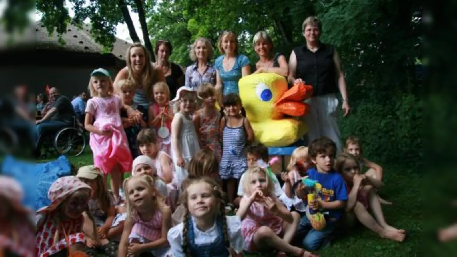 Die Kinder der Martinsrieder Spielkiste bastelten die riesige Pappmachee-Ente und zogen sie gemeinsam mit Eltern und Erziehern (im Hintergrund, Mitte Leiterin Karin Stieger) zum Entenrennen. (Foto: US)