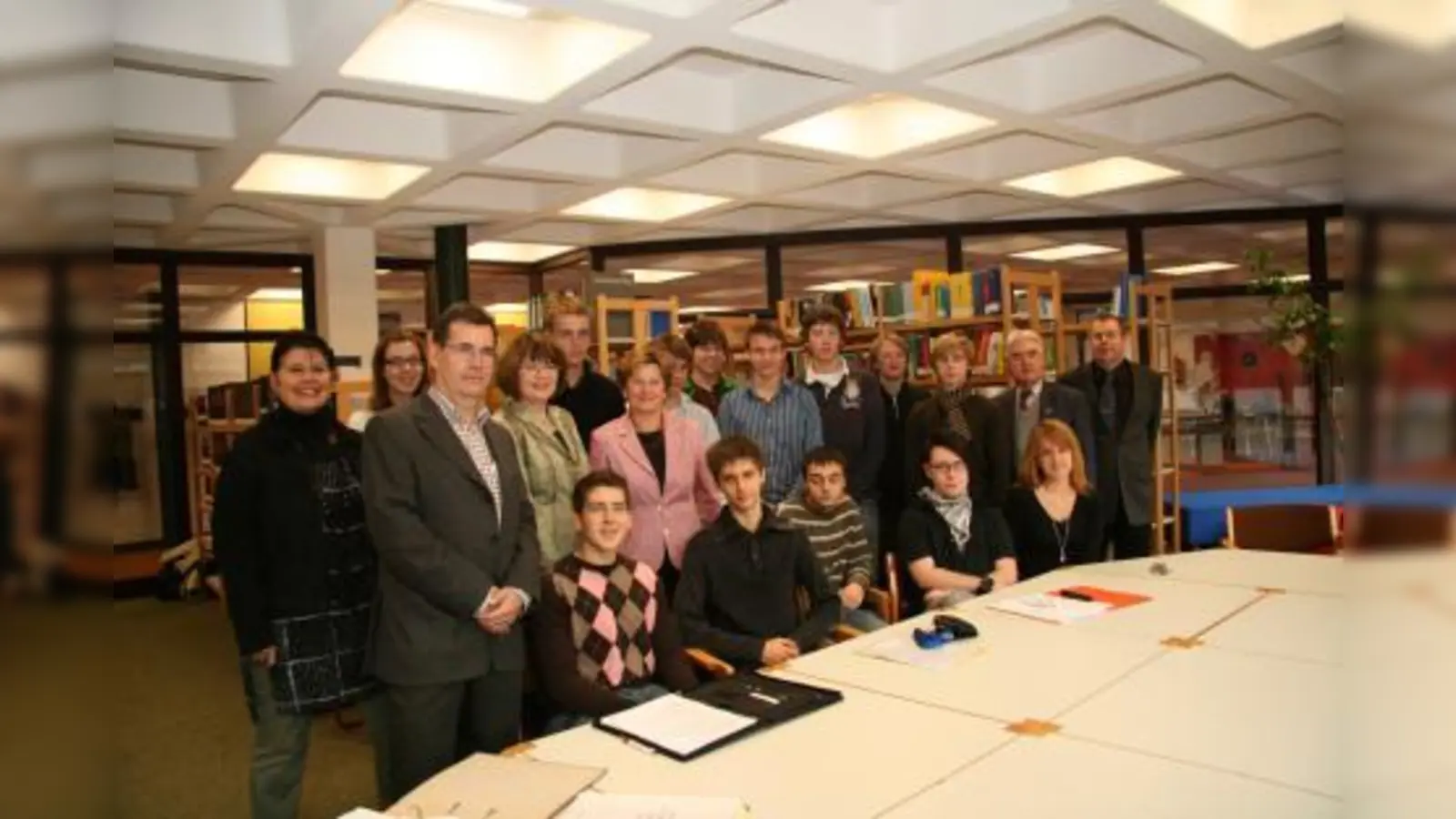 Mit dem Titel „Planegg unterm Hakenkreuz“ startete ein Geschichtsprojekt am Feodor-Lynen-Gymnasium, das nicht nur von der Schule, sondern auch von der Gemeinde und dem Verein gegen Vergessen getragen wird.<br>Von links Erika Klemt, Christina Maier, Christian Schulz, Brigitte Schmid-Breining, Annemarie Detsch, rechts außen Werner Faßrainer und daneben Friedrich Schreiber mit einem der zwei Leistungskurse in Geschichte am Feodor-Lynen-Gymnasium. (Foto: US)