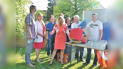 Bürgermeisterin Gabriele Müller zapfte zum Fest »25 Jahre Umzug des Flughafens« das Fass Bier an.	 (Foto: privat)
