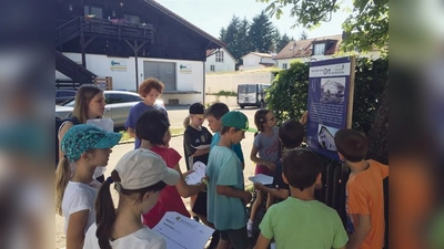 Bei der Rätselrallye erfuhren die Schüler so einiges über die Ortsgeschichte.	 (Foto: Verena Wohlrab)