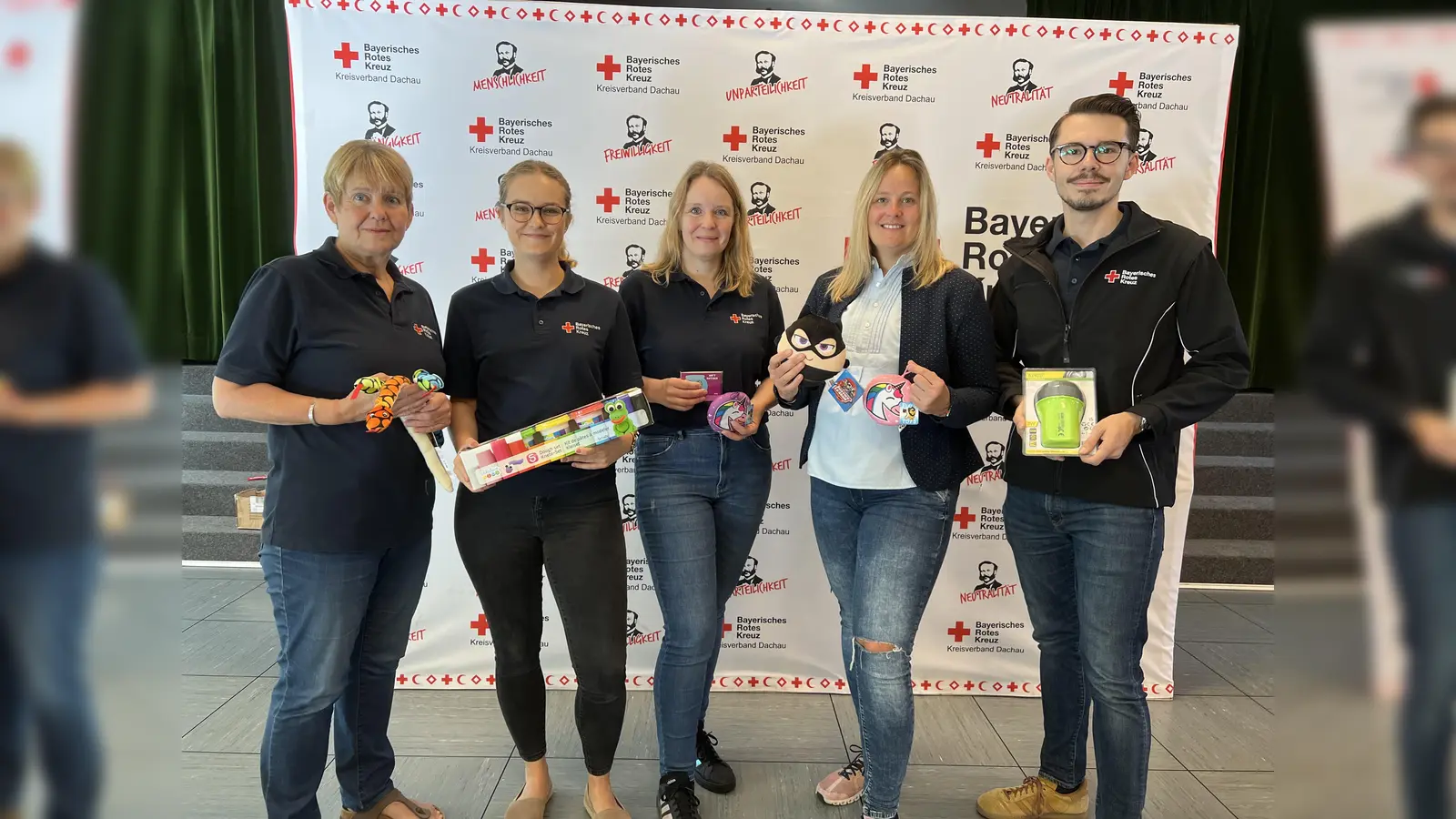 Angelika Gumowski, Celine Bofinger, Kerstin Cser, Lisa Köhler und BRK-Kreisgeschäftsführer Dennis Behrendt (v. l.) mit Preisen, die im Glückshafen verlost werden.  (Foto: BRK -  Kreisverband Dachau)