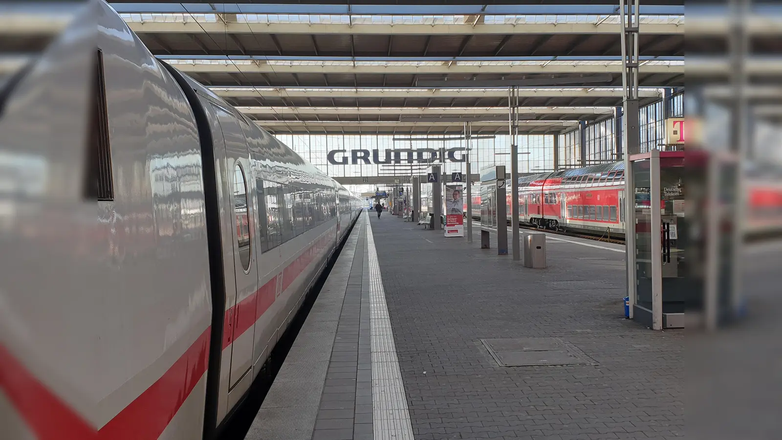 Der Bahnsteig an Gleis 22 und 23 musste vorübergehend gesperrt werden, nachdem ein auffälliger Karton entdeckt wurde und untersucht werden musste. Das führte mehreren Änderungen im Fahrplan. Die Bahnreisenden reagierten gelassen. (Foto: Bundespolizei)