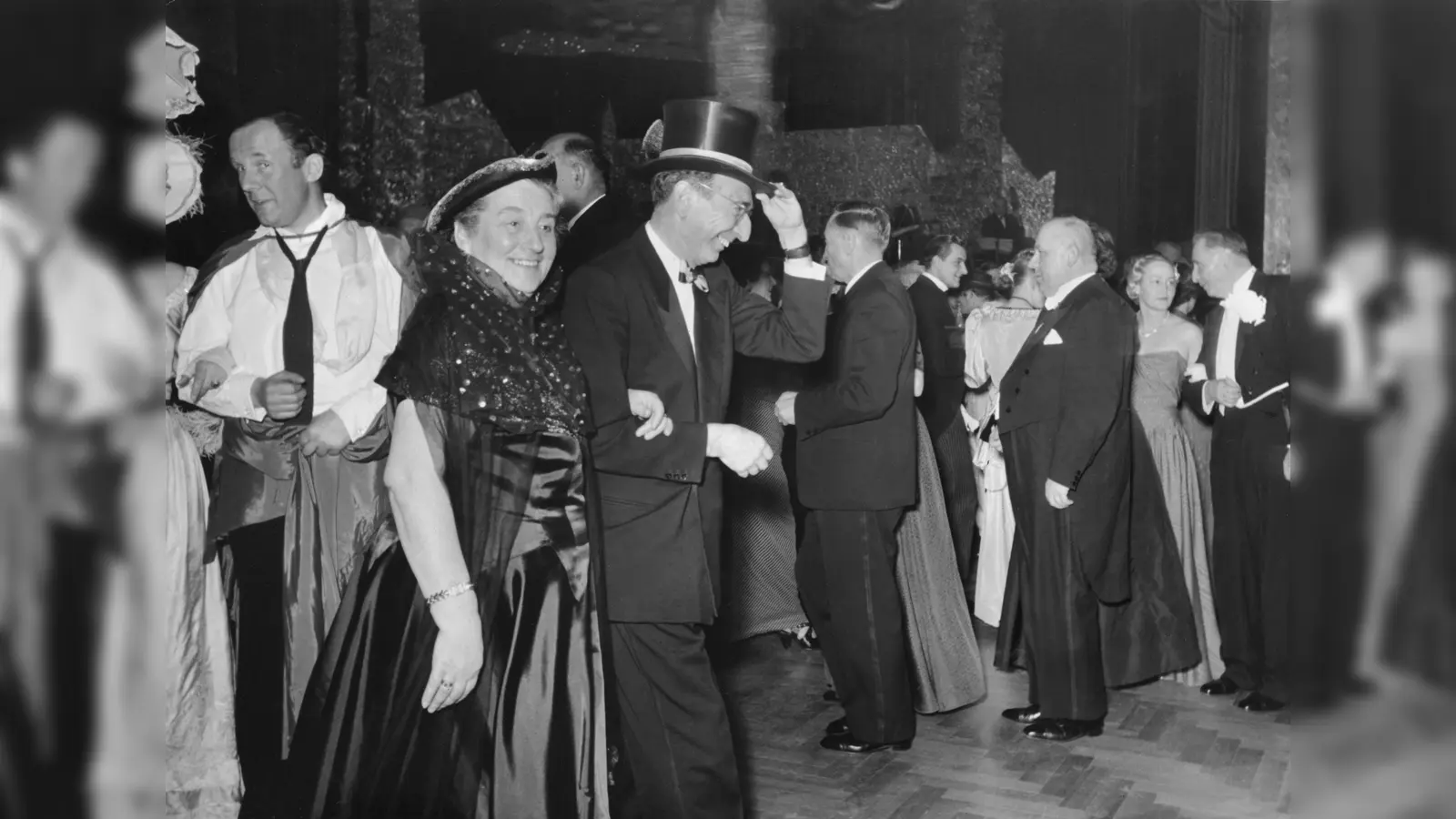 Deutsches Theater - Ball der Stadt München: Faschingsball 1952; Bürgermeister Dr. Walther von Miller mit Frau Käthe Wimmer. (Aufnahmedatum: 20.02.1952). (Foto: Stadtarchiv München DE-1992-FS-ERG-B-2158)