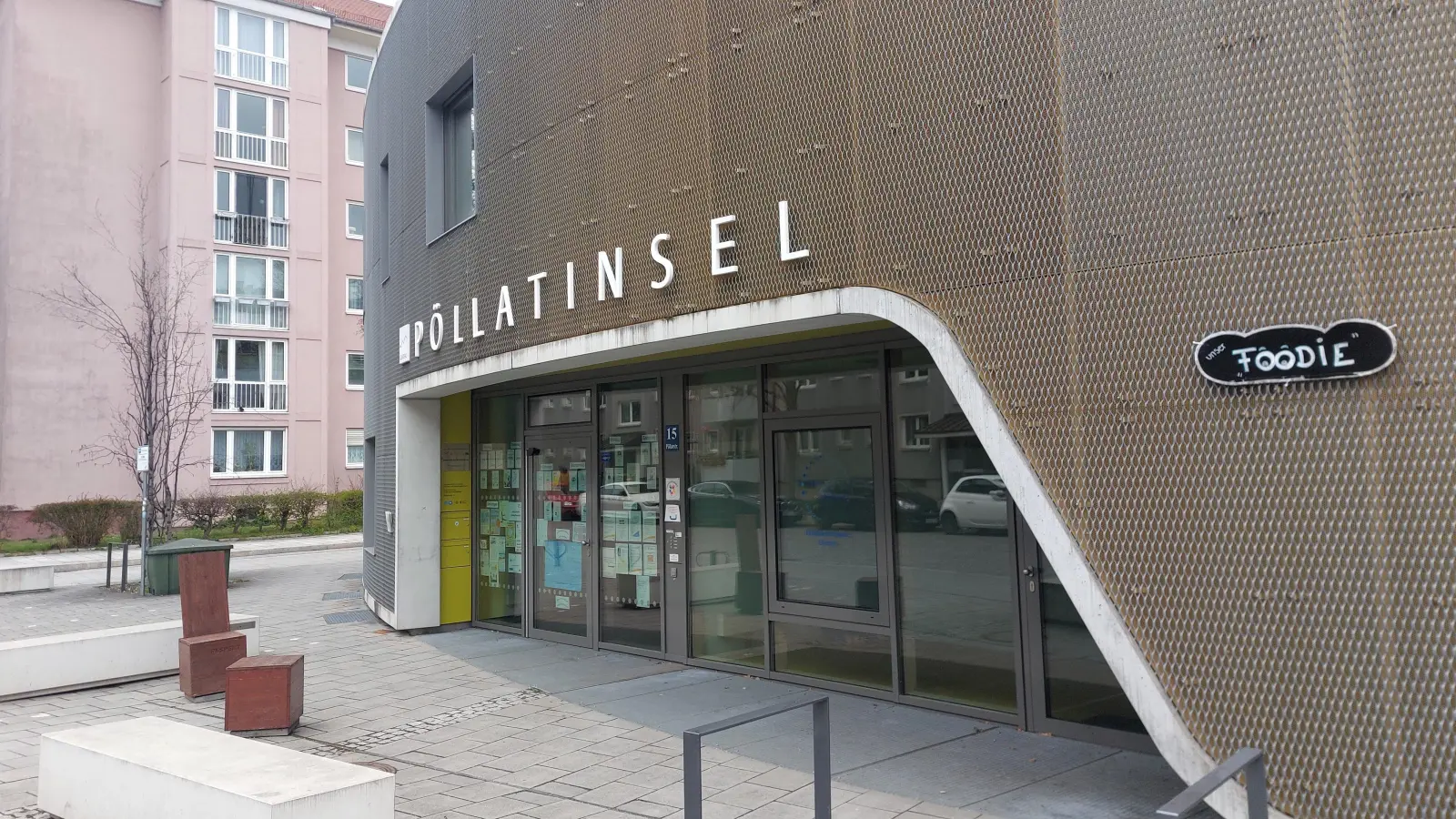 Ein Treffpunkt in Giesing: Auf der „Pöllatinsel” am Neuschwansteinplatz befinden sich der Nachbarschaftstreff Giesing und weitere Einrichtungen. (Foto: bas)