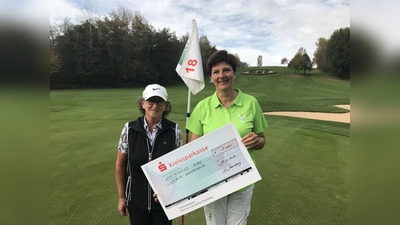 Rosemarie Kloos und Sabine Staudinger (v. li.) mit dem Spendencheck.  (Foto: GC Ebersberg)