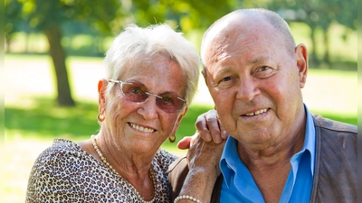 Seniorinnen und Senioren aus Moosach sind eingeladen, sich zu informieren. (Foto: Wodicka/Modell Colourbox.com)