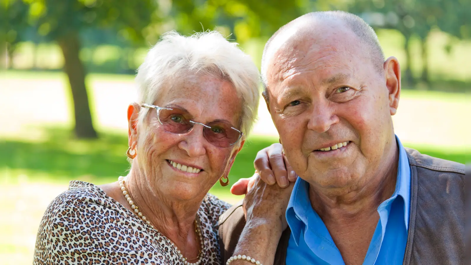 Seniorinnen und Senioren aus Moosach sind eingeladen, sich zu informieren. (Foto: Wodicka/Modell Colourbox.com)