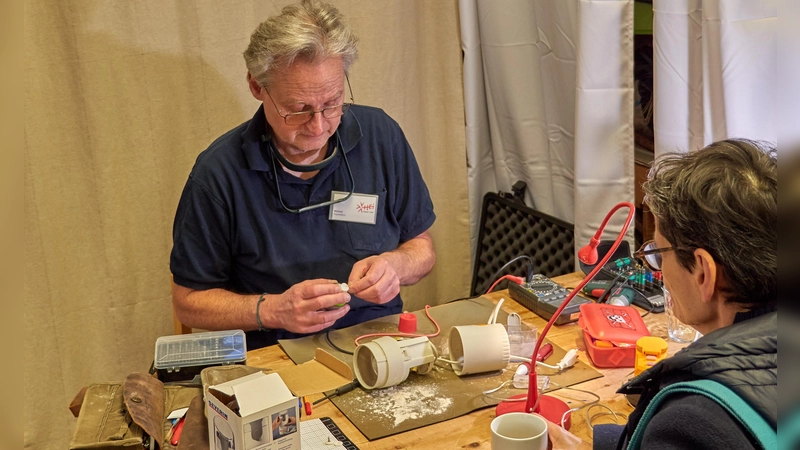 Im Repair Café helfen Freiwillige dabei, defekte Geräte wieder instand zu setzen. (Foto: HEi Repair Café)