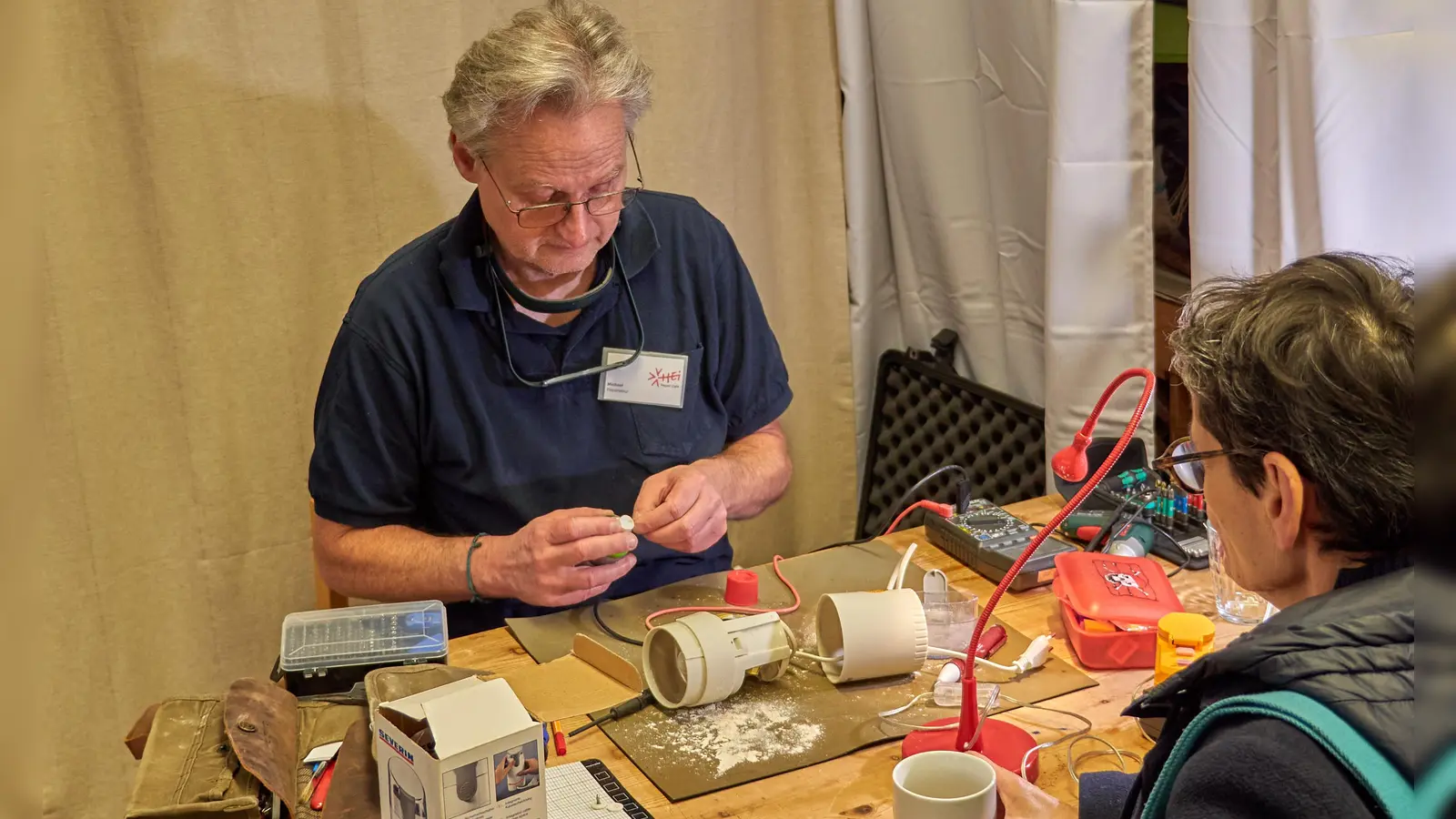 Im Repair Café helfen Freiwillige dabei, defekte Geräte wieder instand zu setzen. (Foto: HEi Repair Café)