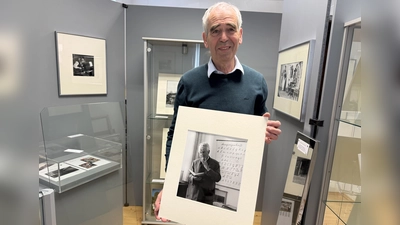 Erich Rüba lädt in die neue Ausstellung über George E. Todd und August Cruse in die Gemeindegalerie ein. (Foto: pst)