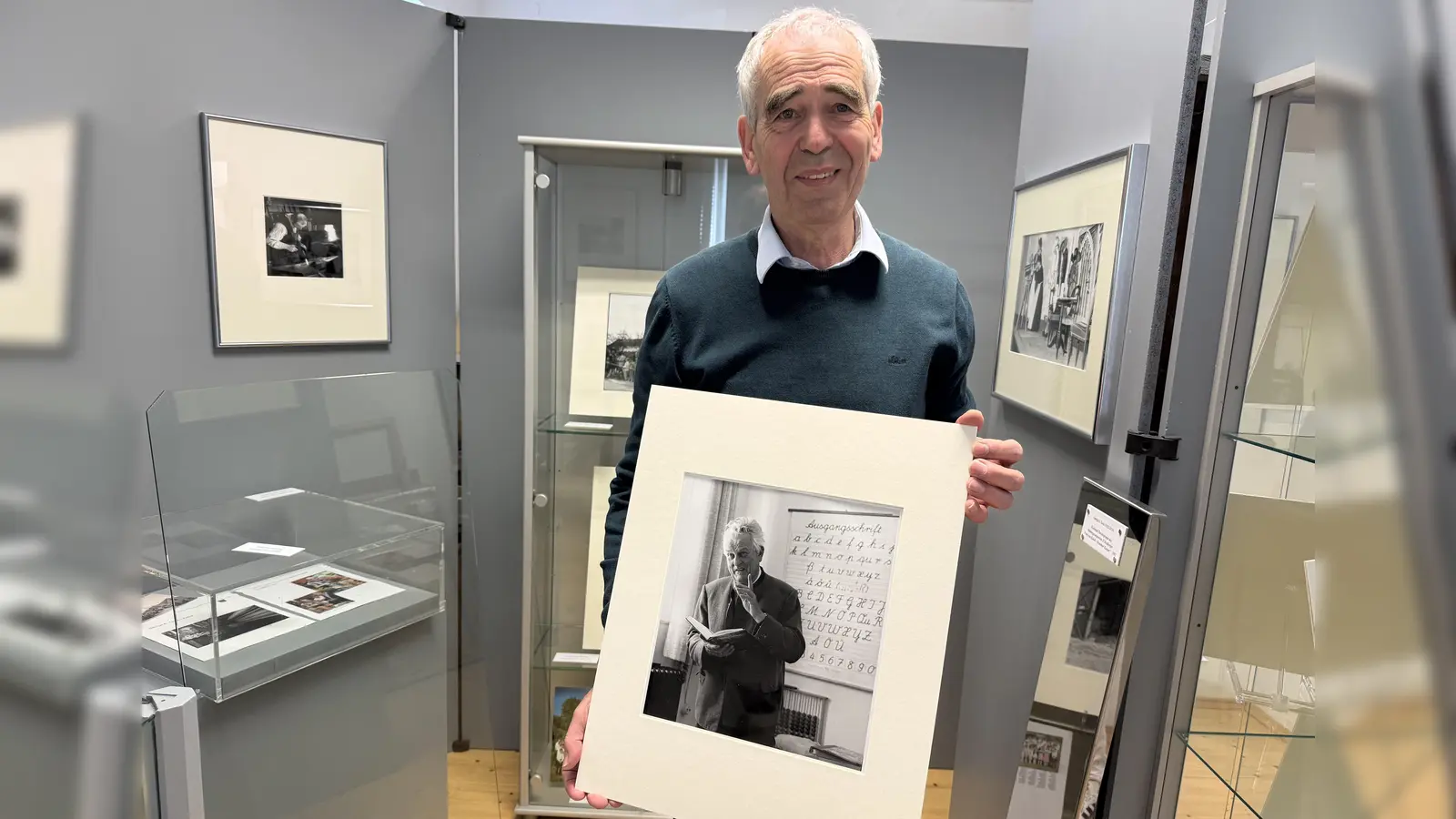 Erich Rüba lädt in die neue Ausstellung über George E. Todd und August Cruse in die Gemeindegalerie ein. (Foto: pst)