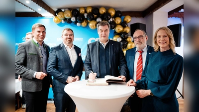 Freuten sich über den prominenten Gastredner, Ministerpräsident Markus Söder (Bildmitte): MdL Maximilian Böltl, MdB Florian Hahn (v.l.), Bürgermeister Dr. Stefan Straßmair und CSU-Vorsitzende Silke Trauner.  (Foto: Steffen Böttcher)