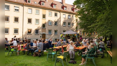 Rund 400 Gäste kamen zum „Gartenfest für's Viertel” in die Karlingerstraße. (Foto: Jonas Nefzger)