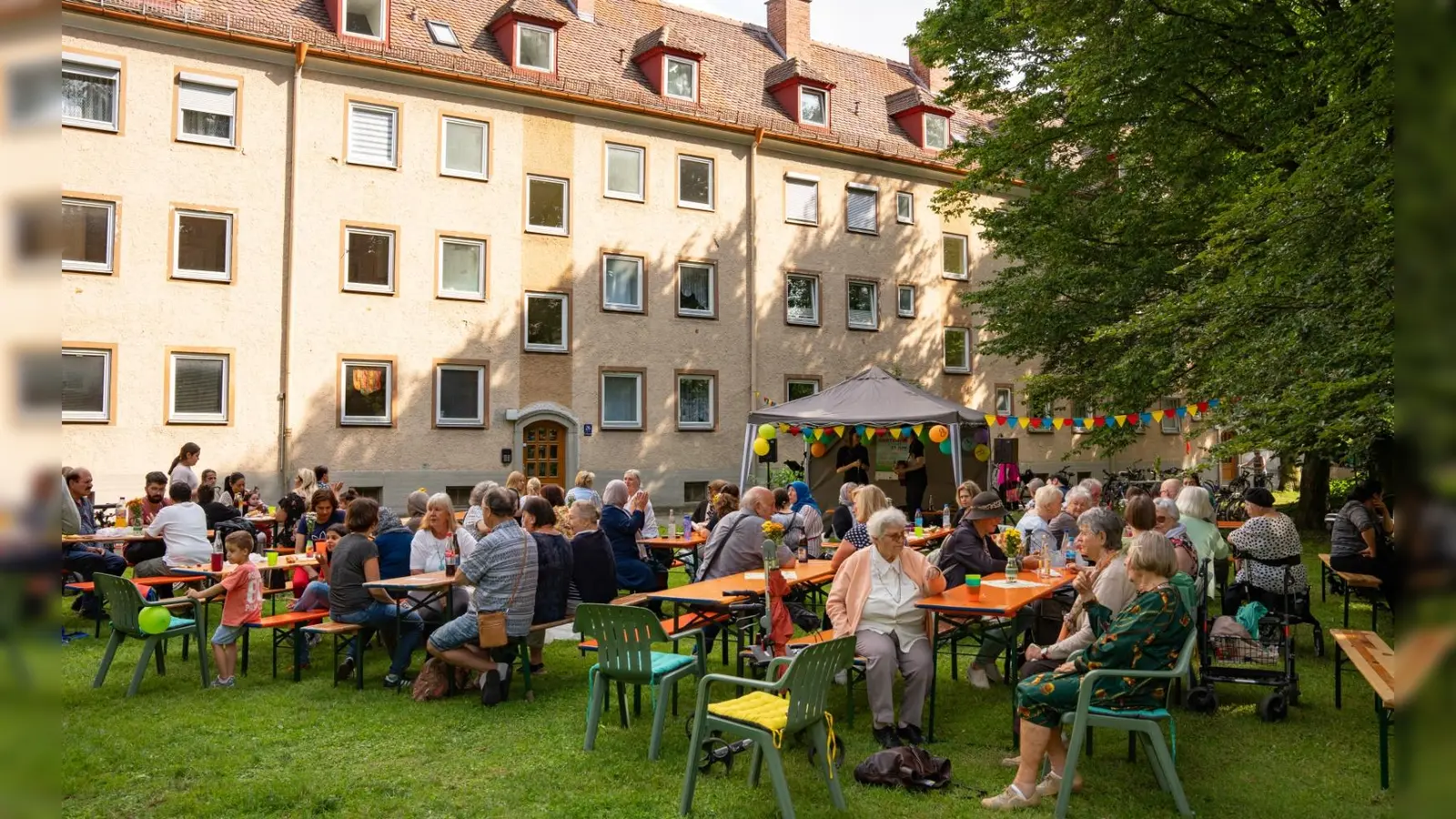 Rund 400 Gäste kamen zum „Gartenfest für's Viertel” in die Karlingerstraße. (Foto: Jonas Nefzger)