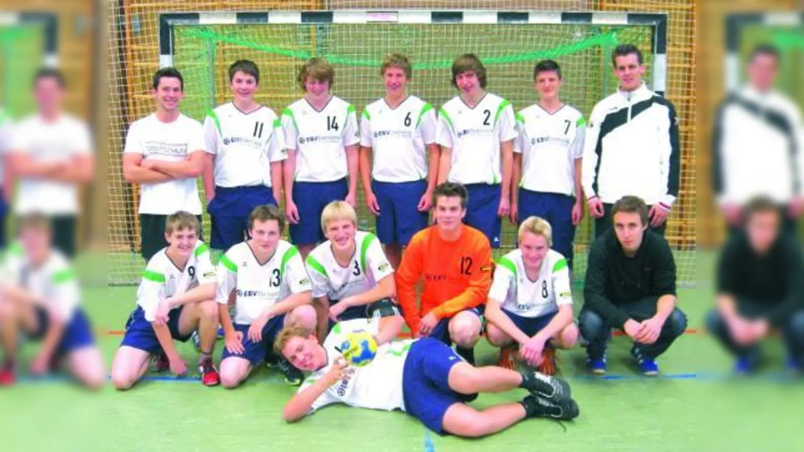 Die männliche B II Jugend des TSV Allach hat ihren ersten Auftritt in den neuen Trikots. (Foto: pi)