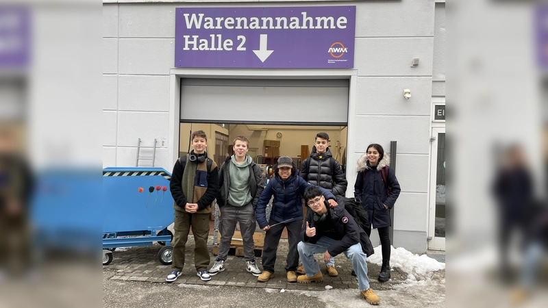 Beim städtischen Gebrauchtwarenhaus „Halle 2” gaben die Schüler der Hermann-Frieb-Realschule 70 noch funktionsfähige Elektrogeräte ab. Insgesamt sammelten sie weit über 1.000 Teile Elektroschrott.  (Foto: Hermann-Frieb-Realschule)