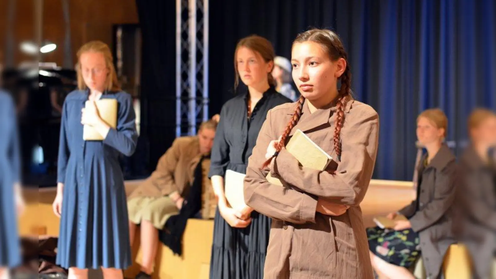 Wie kann Hoffnung existieren, wenn alles verloren scheint? Dieser Frage geht das Theaterstück „…und der Regen rinnt” über das Ghetto Theresienstadt nach. (Foto: Felix Werthschulte)