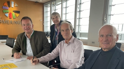 Den Kaufvertrag unterzeichnen v.l.: Oberbürgermeister Peter Haas, Uwe Kranz und Franz Reis (Geschäftsführer der Solarstrom Germering). Stehend: Die Initiatorin des 20-jährigen Projekts, Bärbel Hoffmann. (Foto: pst)