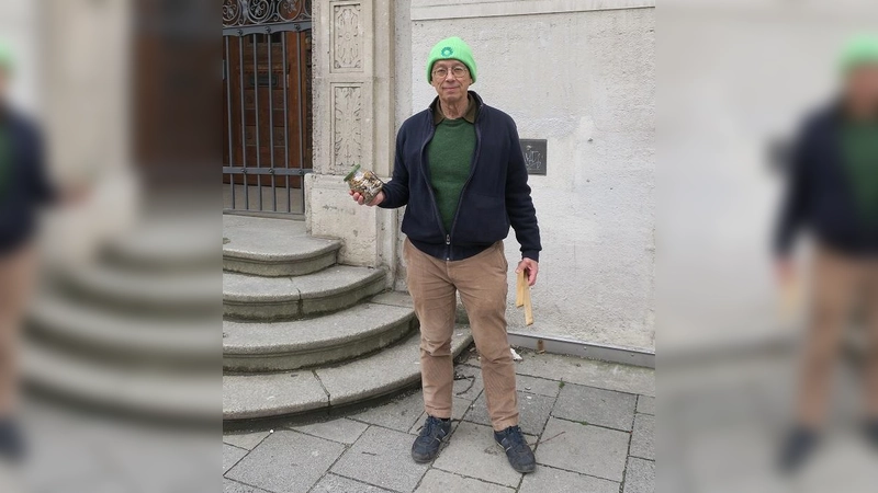 Gerhard Laub (Grüne) sammelte in nur zehn Minuten zahlreiche Zigarettenkippen und füllte damit ein ganzes Glas. (Foto: pr/ Laub)