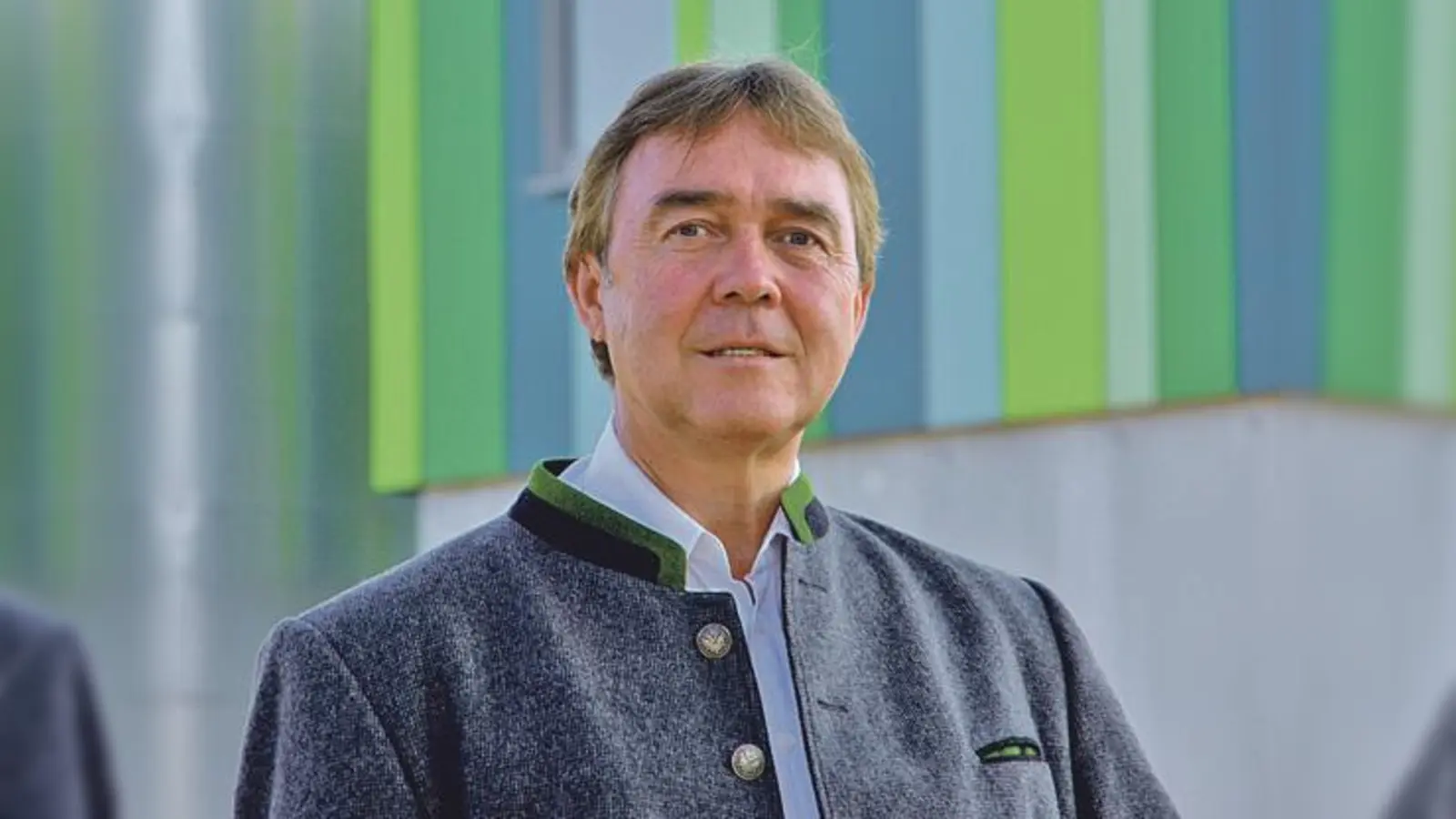 Der nun hauptamtliche und alleinige Vorstand Bernhard Wagner vor der KUMS-Zentrale Am Erlberg  seinem neuen Arbeitsplatz, direkt oberhalb vom BHKW.	 (Foto: Privat)