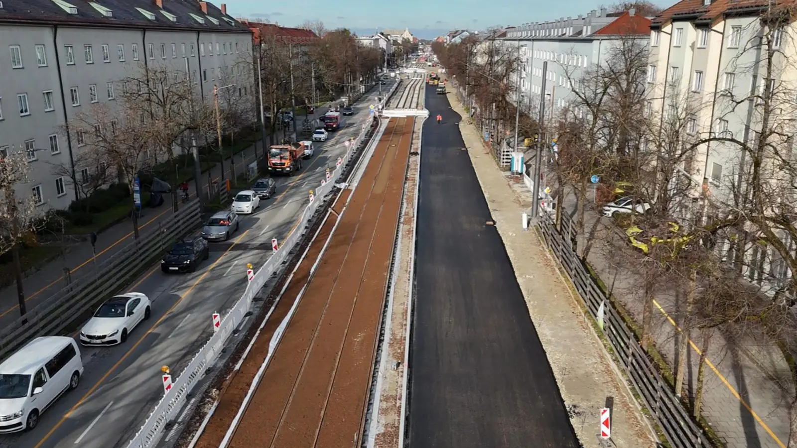 Blick auf die Fürstenrieder Straße in Richtung Norden auf Höhe der Inderstorfer Straße: rechts die asphaltierte Ostfahrbahn, in der Mitte das künftige Rasengleis. (Foto: Vogt ProjektCom)