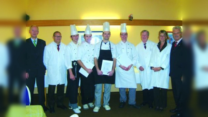 Abschlussfoto an einem der drei Prüfungstage mit (v.l.) Peter Driessen (Hauptgeschäftsführer der IHK), Anton Baldauf (Prüfer), Silvio Schindler, Stefan Lohmeier, Patrick Kralik, Thomas Mieth (neue Küchenmeister), Jürgen Thamm, Doris Hilscher (Prüfer) und Hans Passian (Leiter Kermess). (Foto: cm)